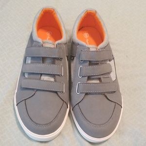 Boys American eagle shoes size 6